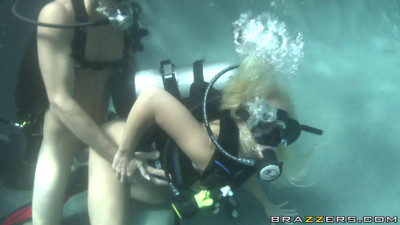 Hottie Learn To Dive Under Water cover