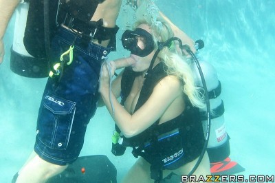 Sexy Blonde Hottie Learn To Dive Under The Water